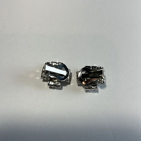 Vintage Rhinestone Clip On Earrings. - Picture 2 of 2